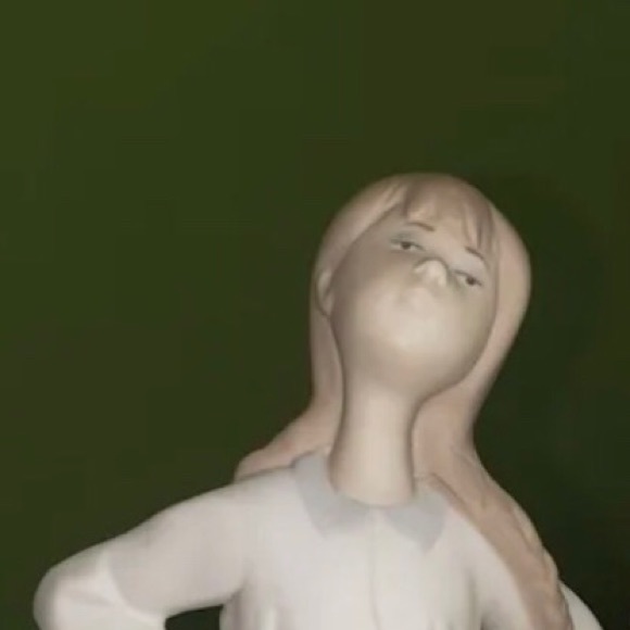 LLADRO #4872 Girl in Nightgown - Picture 7 of 8